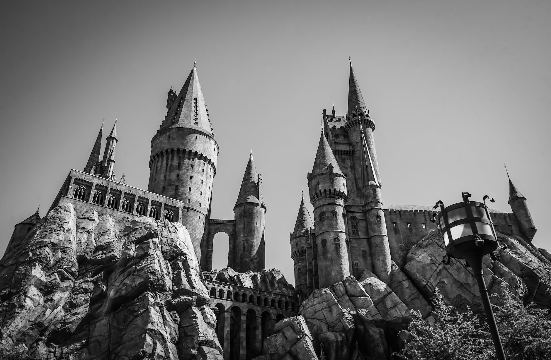 a grayscale of the hogwarts castle
